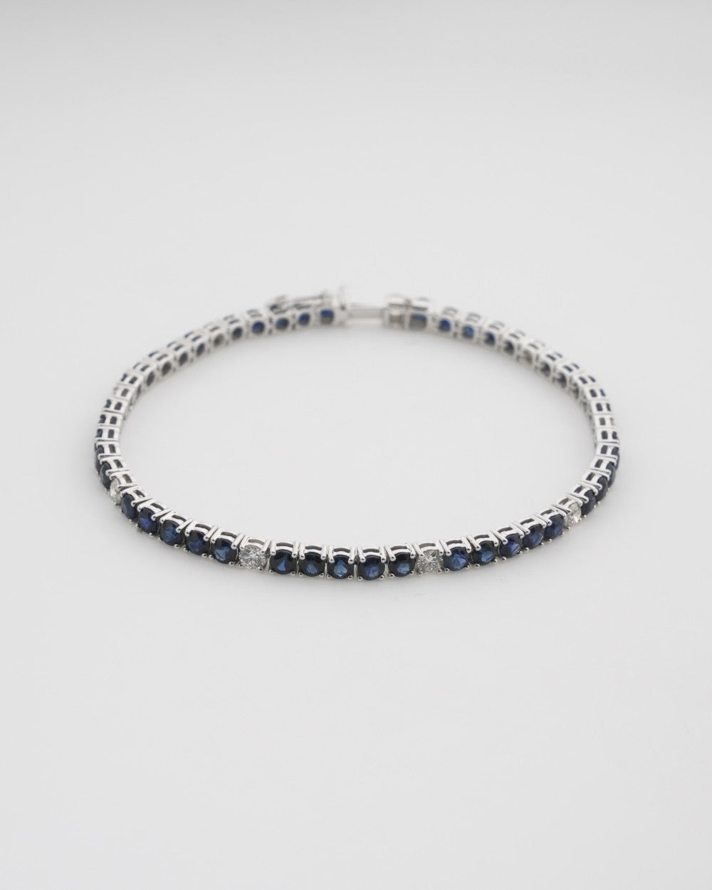 Brilliant Round-Cut Diamond Bracelet in 18K White Gold - K1BR18WDIA004