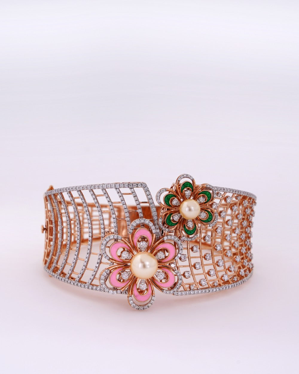 Brilliant Round-Cut Diamond Oval Bangle in 18K Yellow Gold - K1OB18YDIA032