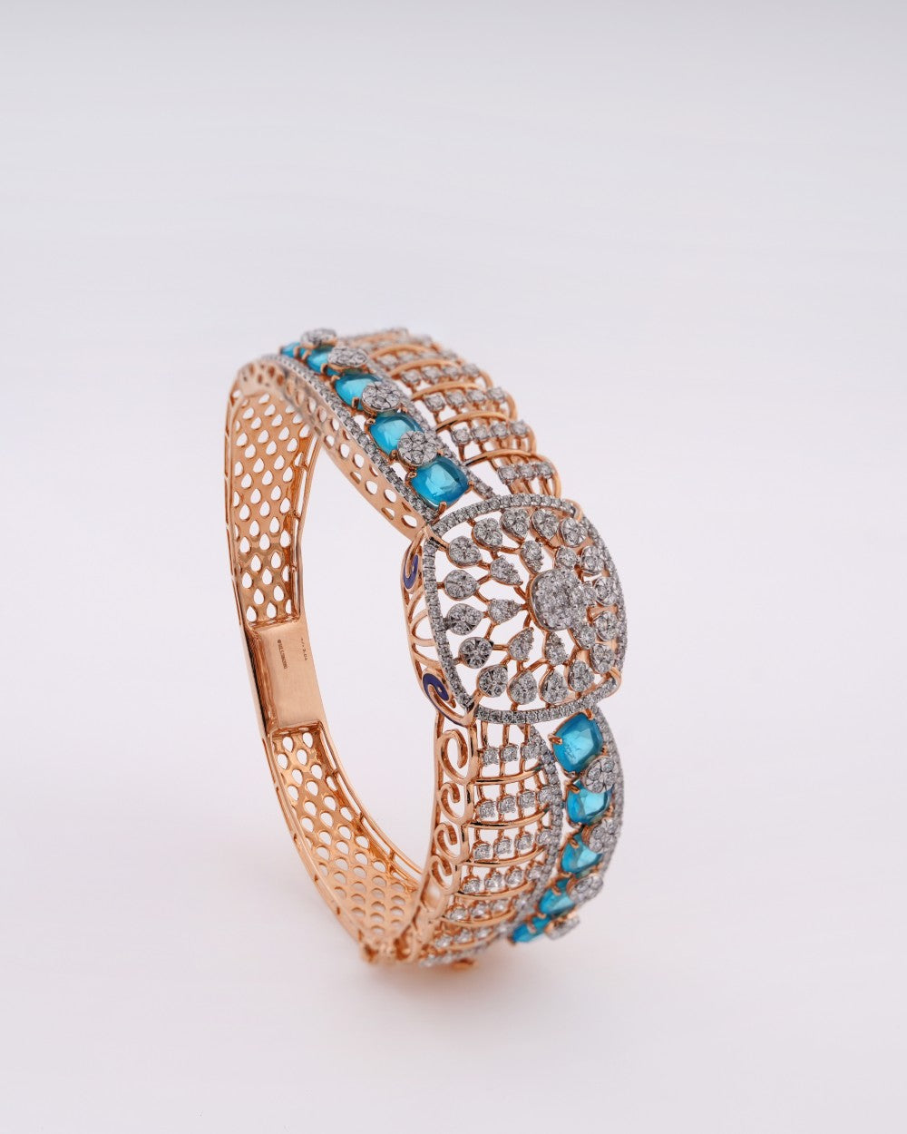 Brilliant Round-Cut Diamond Oval Bangle in 18K Yellow Gold - K1OB18YDIA033