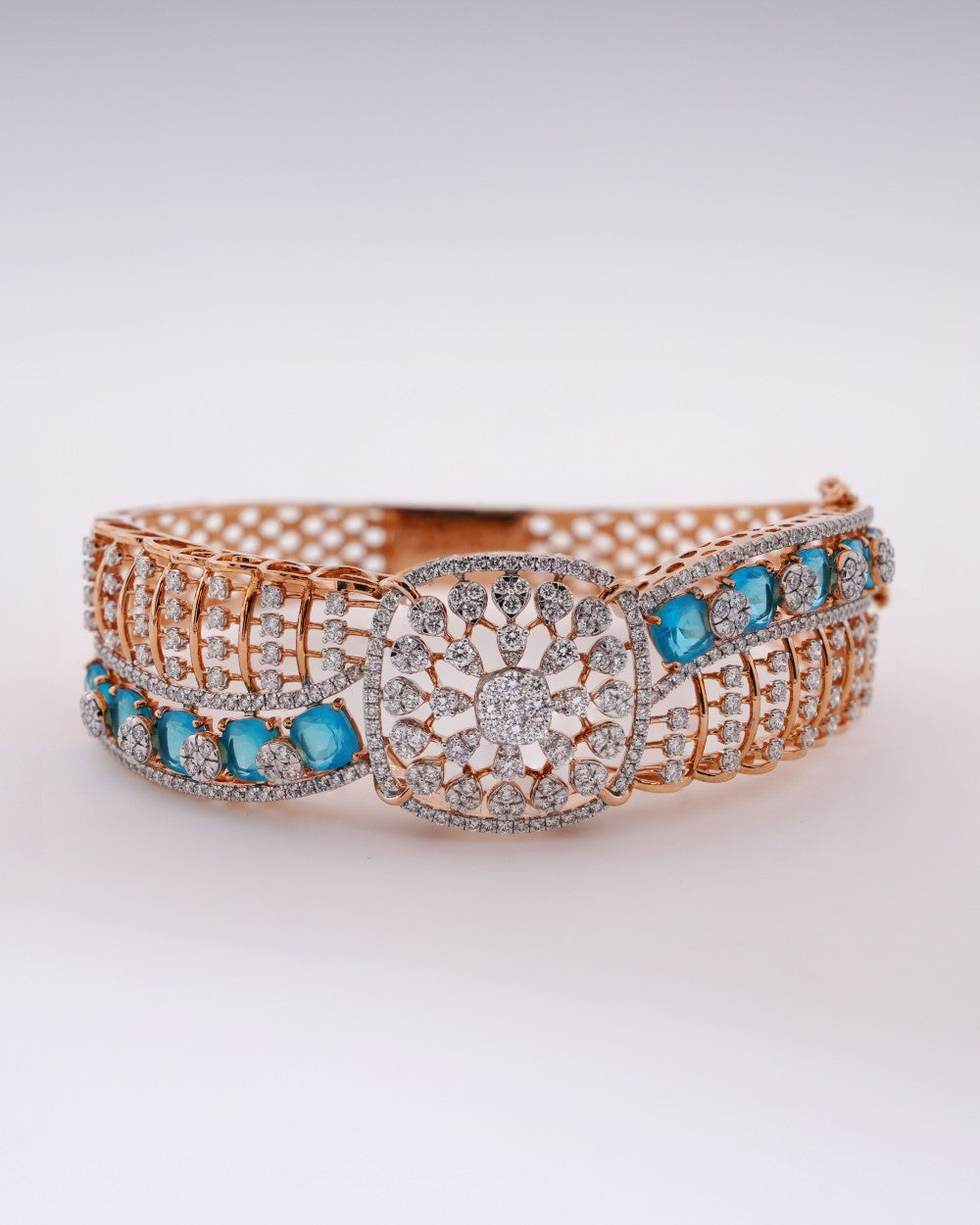 Brilliant Round-Cut Diamond Oval Bangle in 18K Yellow Gold - K1OB18YDIA033