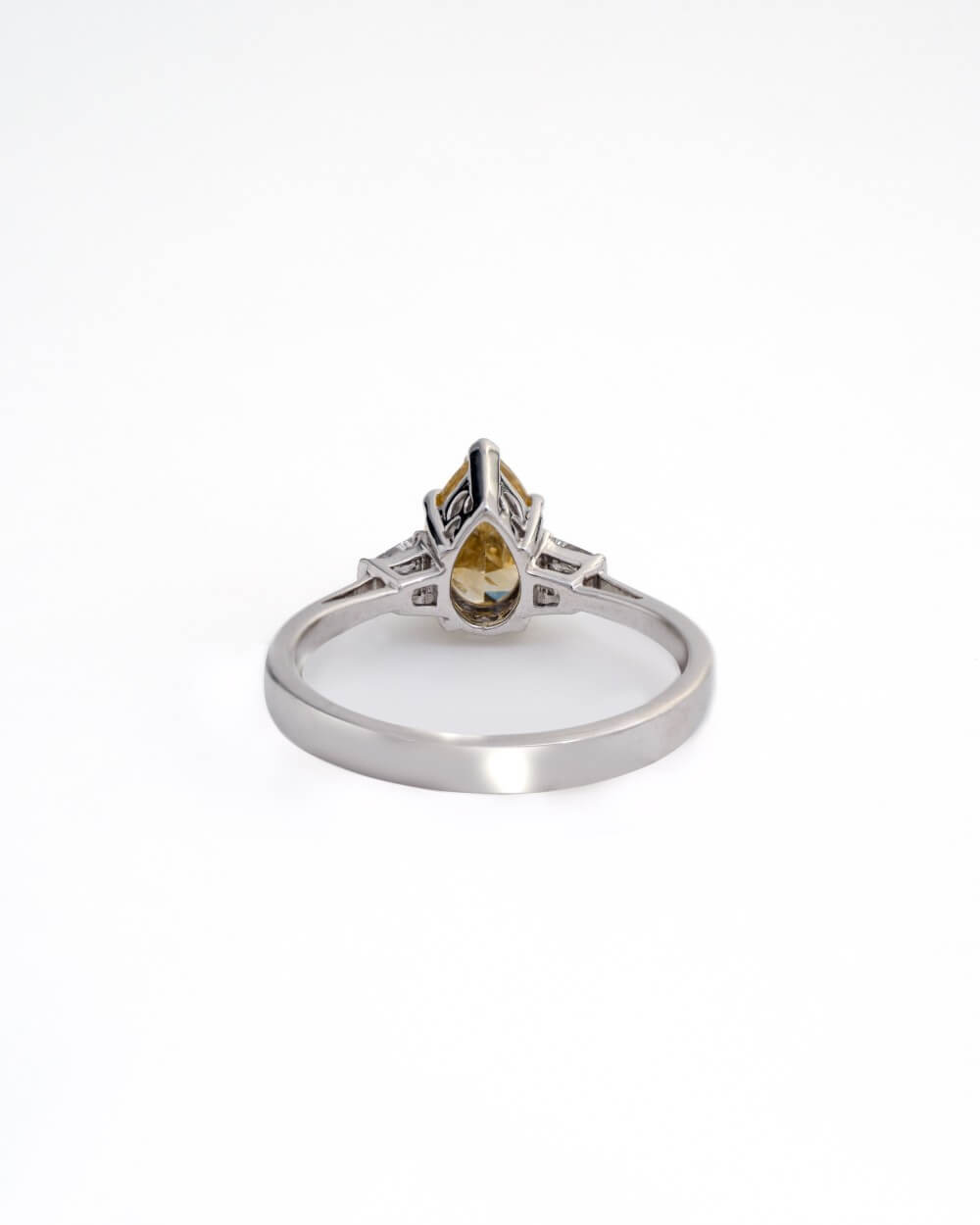 Brilliant Round-Cut Diamond Ring in 18K White Gold - K1RG18WDIA036