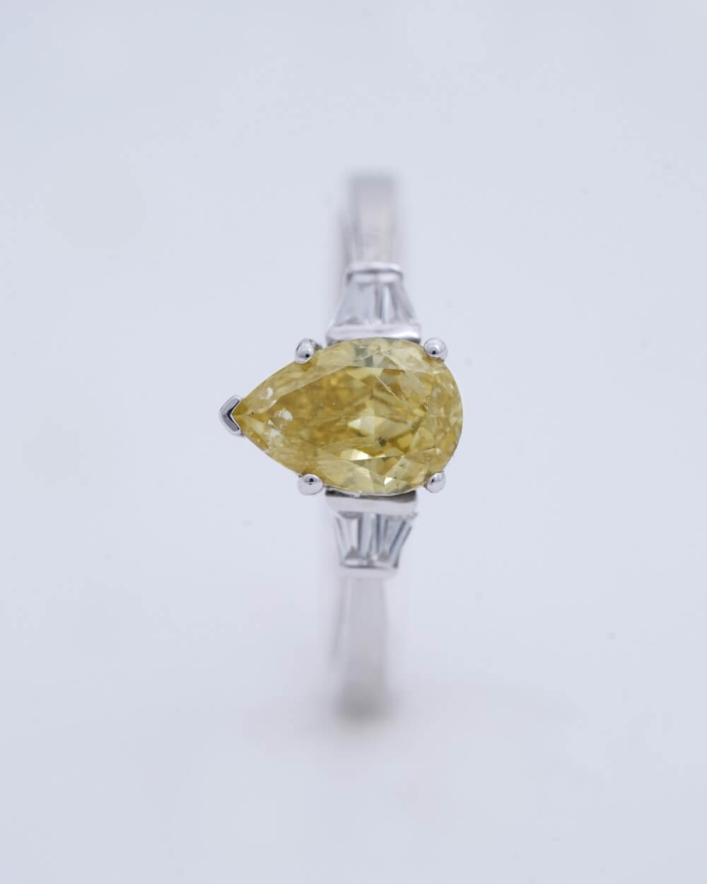 Brilliant Round-Cut Diamond Ring in 18K White Gold - K1RG18WDIA036