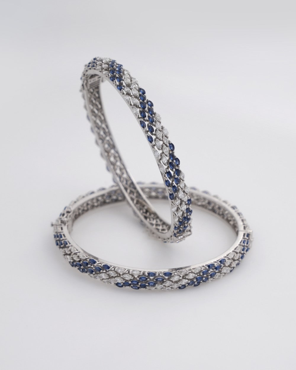 Brilliant Round-Cut Diamond Bangle in 18K White Gold - K2BG18WDIA002