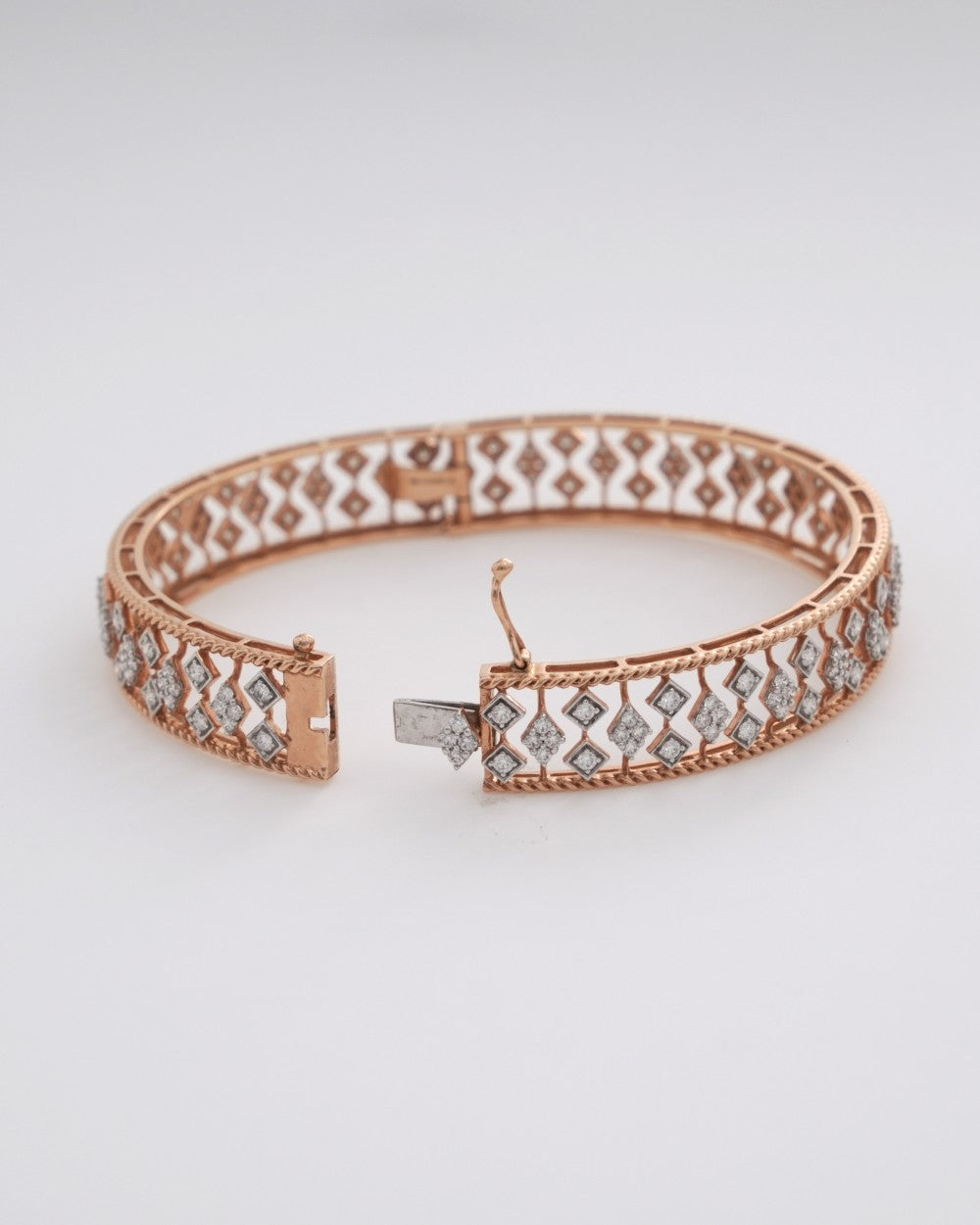 Brilliant Round-Cut Diamond Bangle in 18K Yellow Gold - K1BG18YDIA001