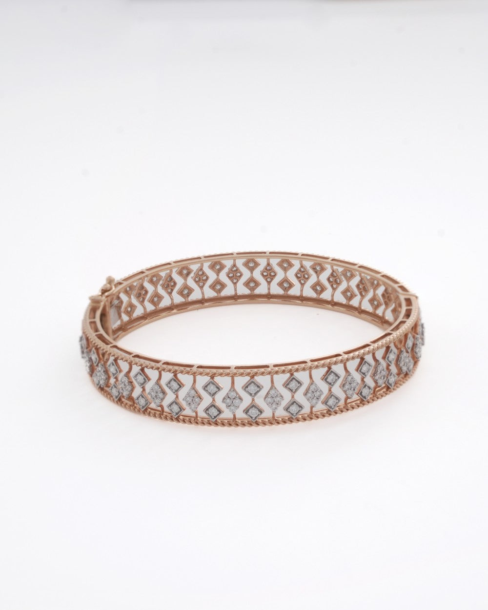 Brilliant Round-Cut Diamond Bangle in 18K Yellow Gold - K1BG18YDIA001
