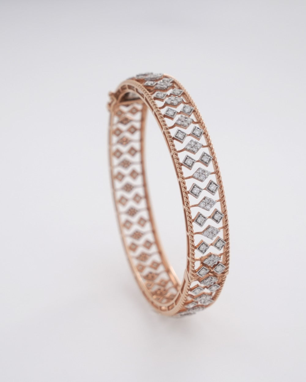 Brilliant Round-Cut Diamond Bangle in 18K Yellow Gold - K1BG18YDIA001