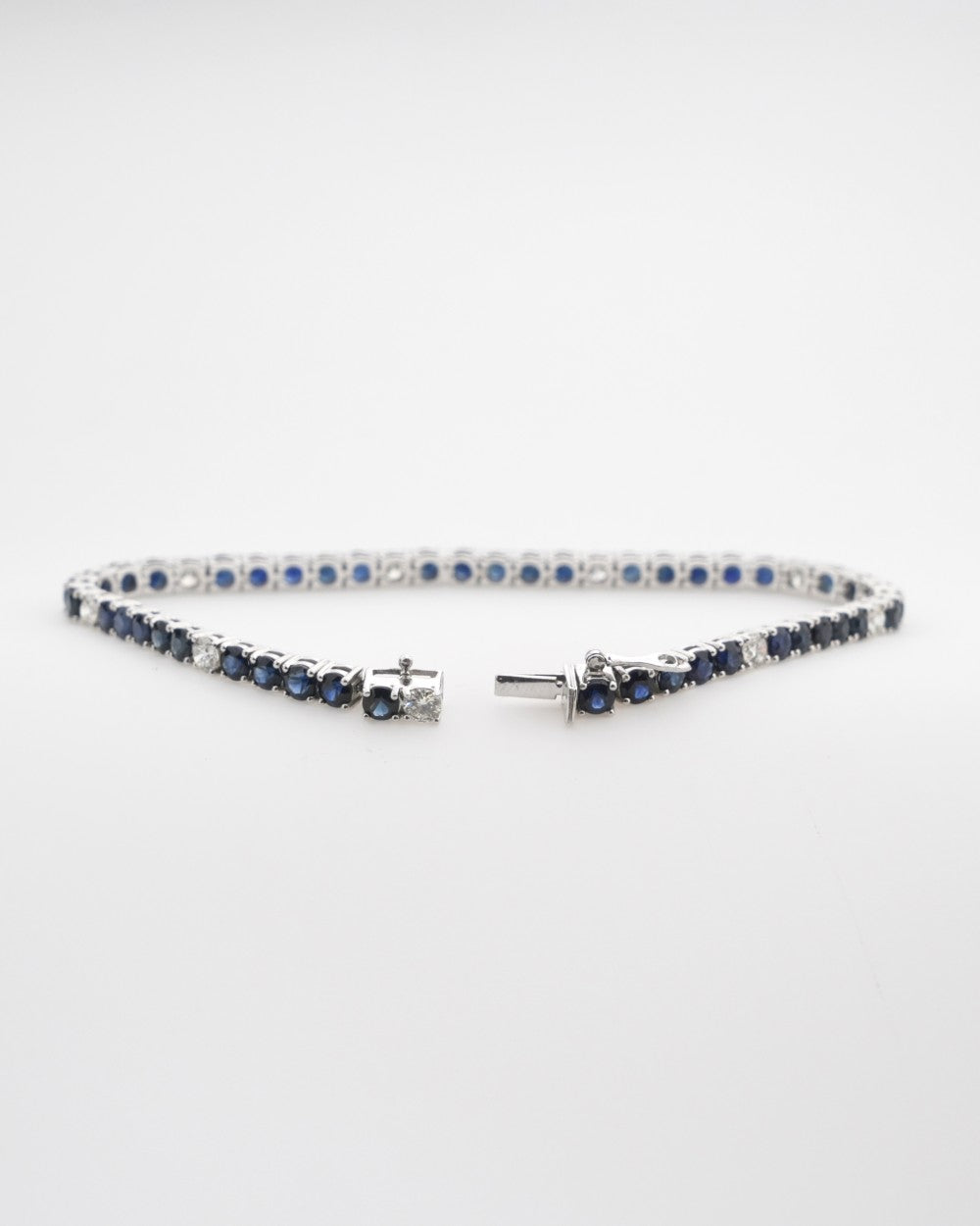 Brilliant Round-Cut Diamond Bracelet in 18K White Gold - K1BR18WDIA004