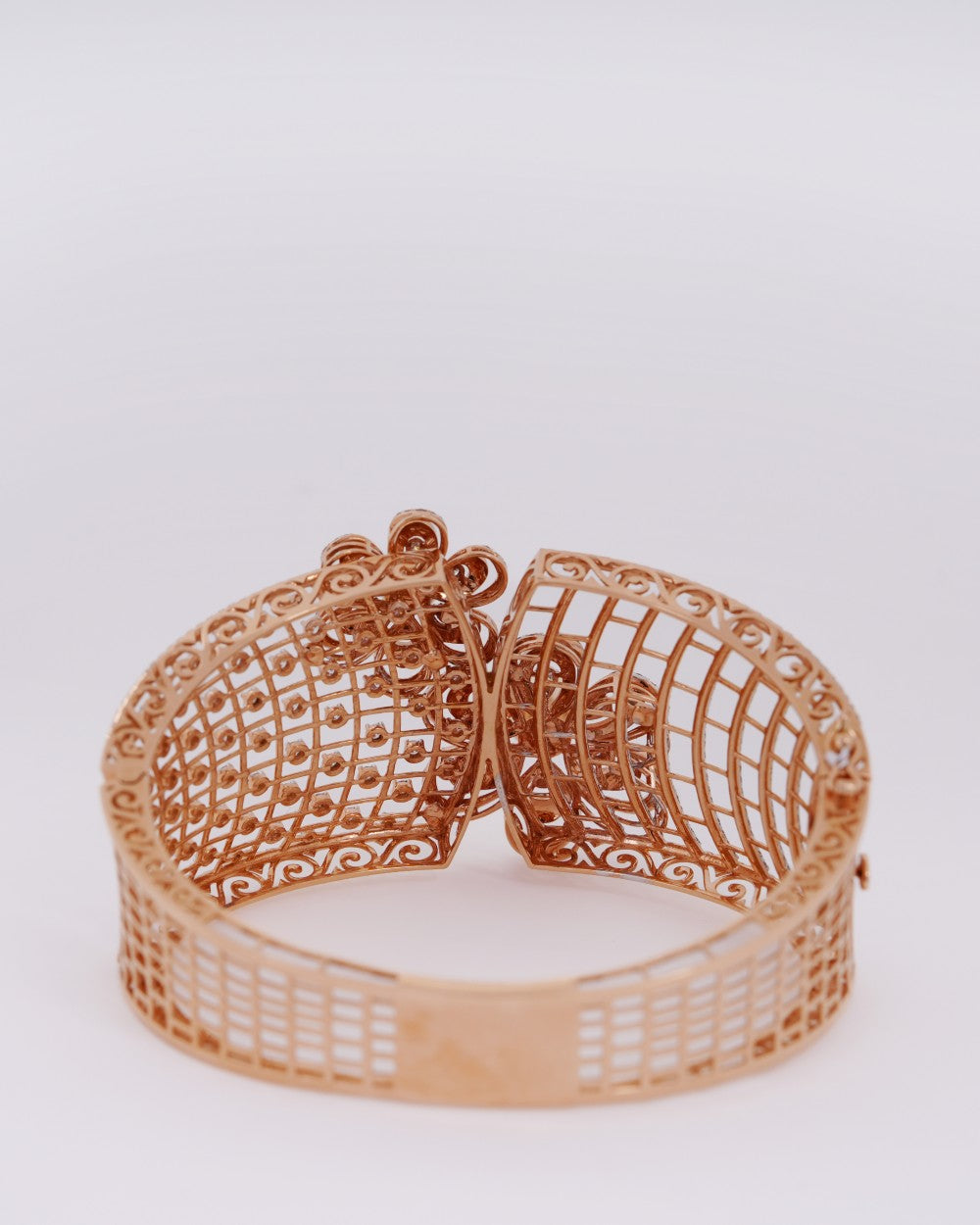 Brilliant Round-Cut Diamond Oval Bangle in 18K Yellow Gold - K1OB18YDIA032