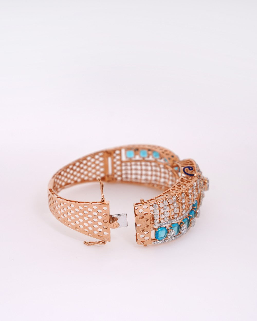 Brilliant Round-Cut Diamond Oval Bangle in 18K Yellow Gold - K1OB18YDIA033