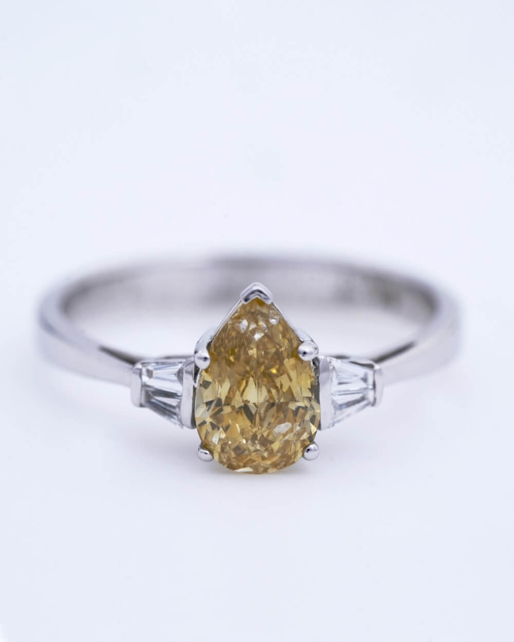 Brilliant Round-Cut Diamond Ring in 18K White Gold - K1RG18WDIA036