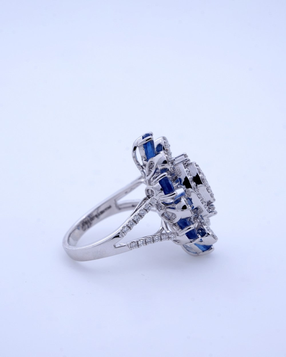 Brilliant Round-Cut Diamond Ring in 18K White Gold - K1RG18WDIA044