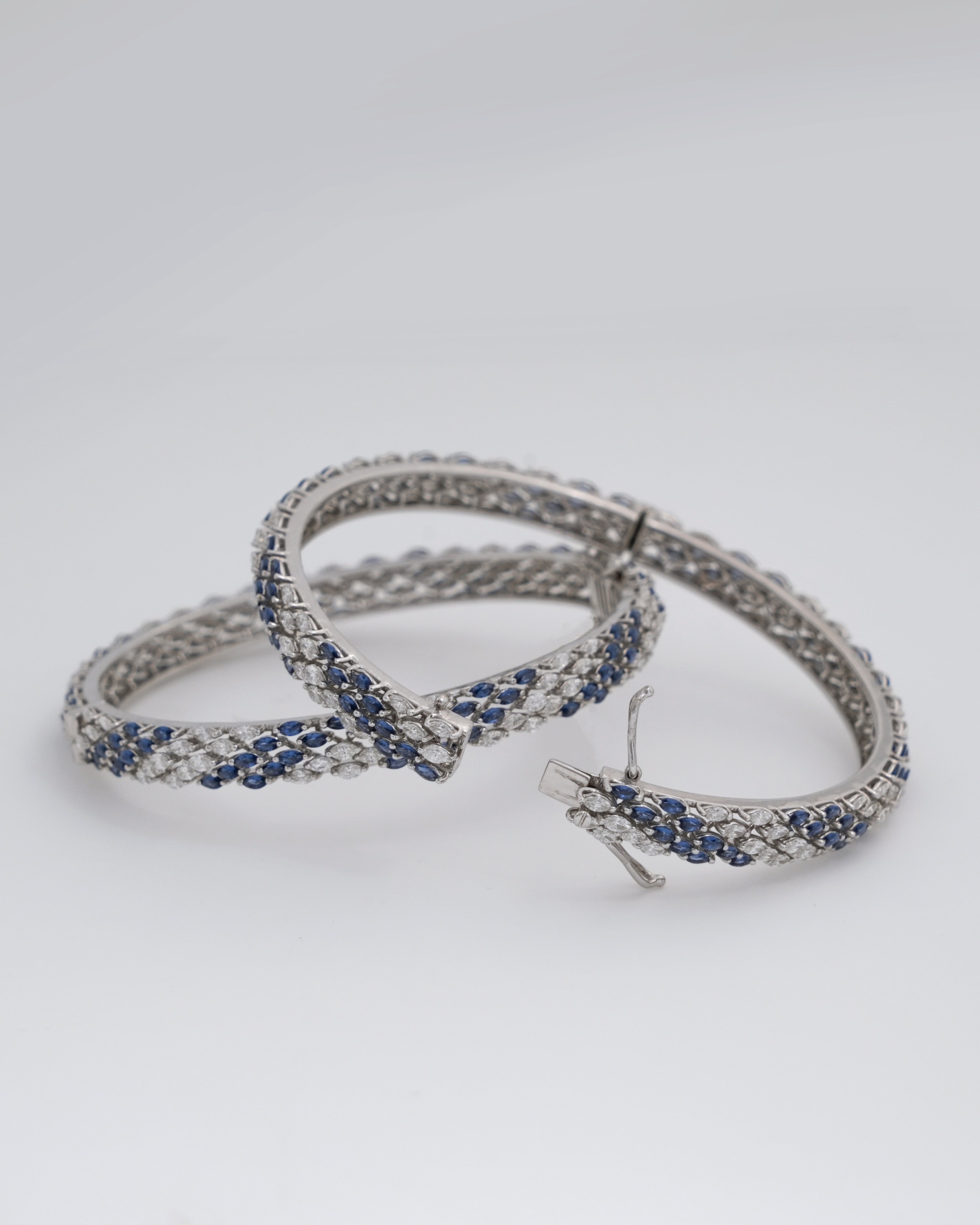 Brilliant Round-Cut Diamond Bangle in 18K White Gold - K2BG18WDIA002