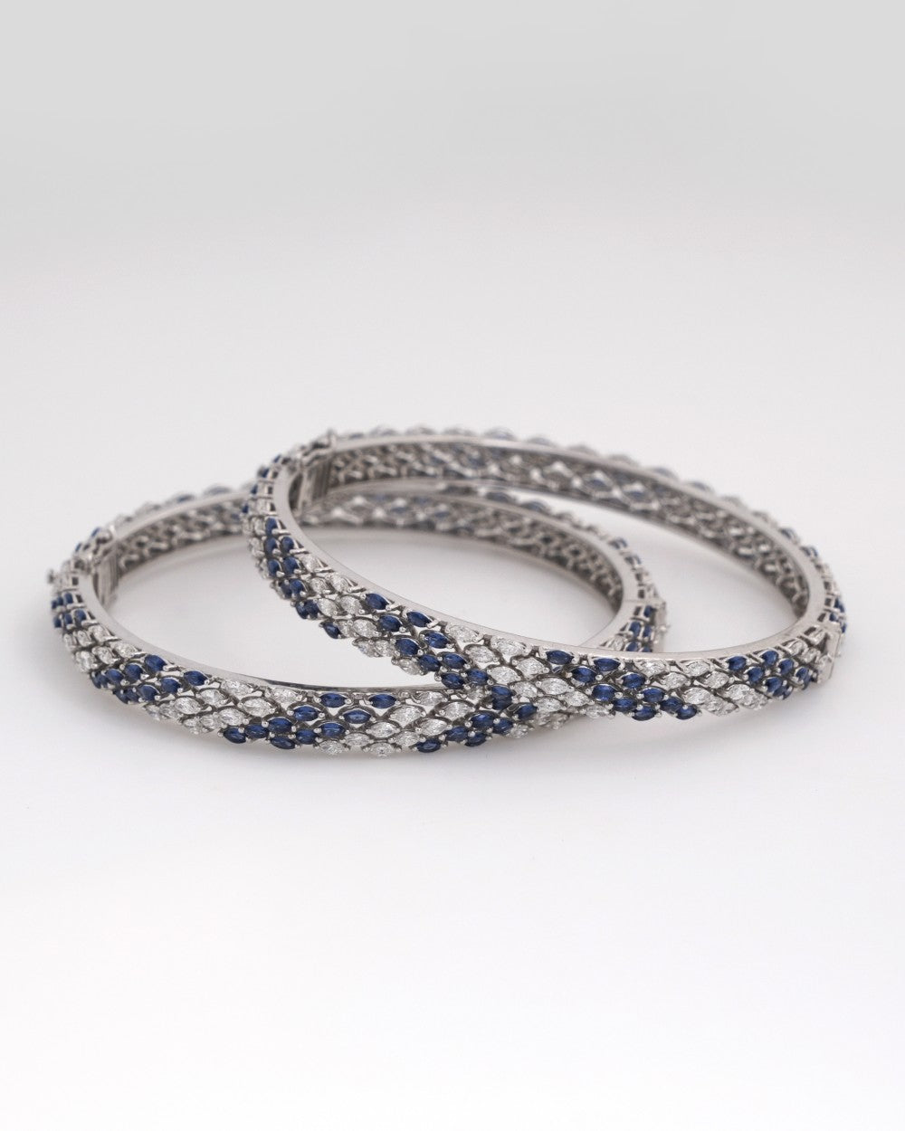 Brilliant Round-Cut Diamond Bangle in 18K White Gold - K2BG18WDIA002